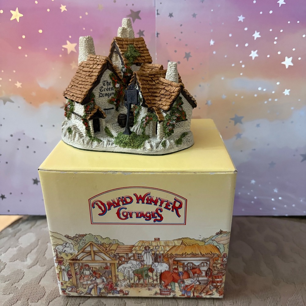 David Winter Cottages Green Dragon Pub 1983 Vintage Figurine with Box England
